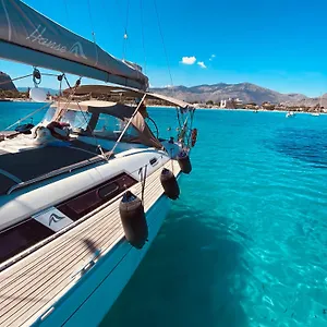 Boat And Breakfast Botel